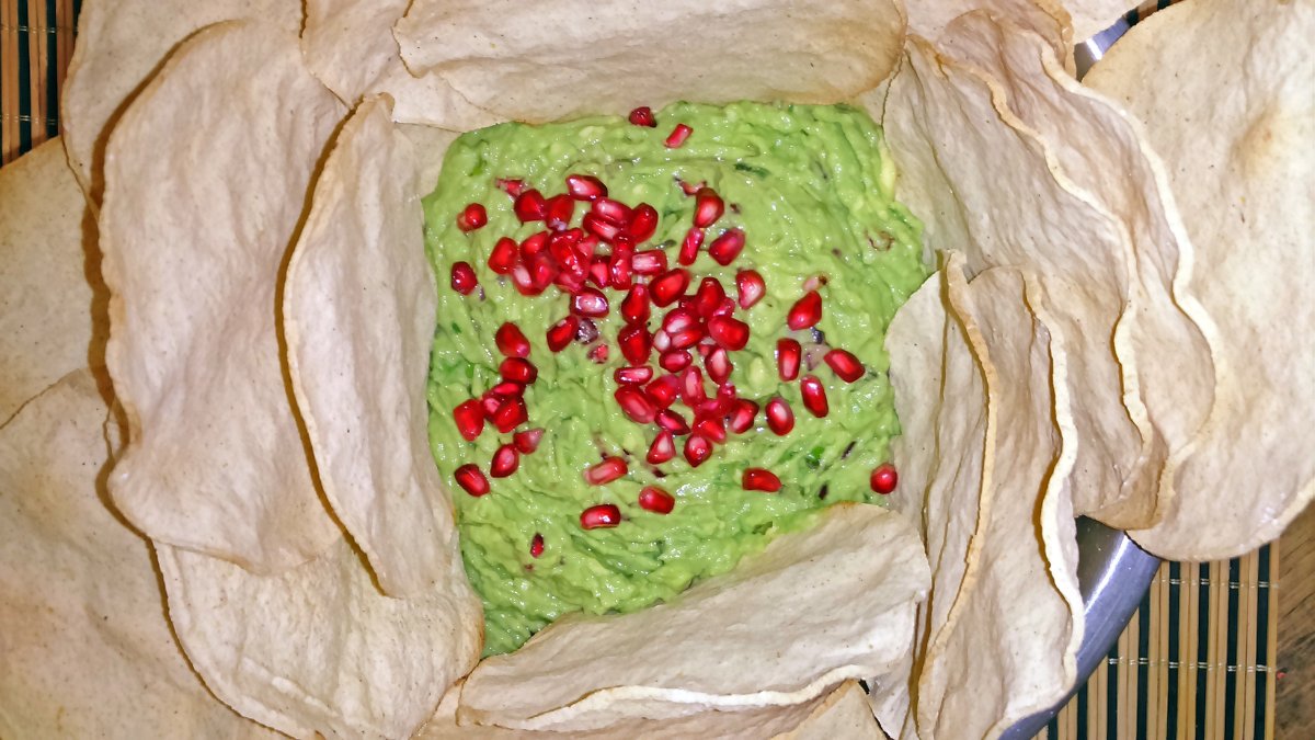 Guacamole combina com saladas, trazendo textura cremosa e um toque mexicano irresistível / Pixabay