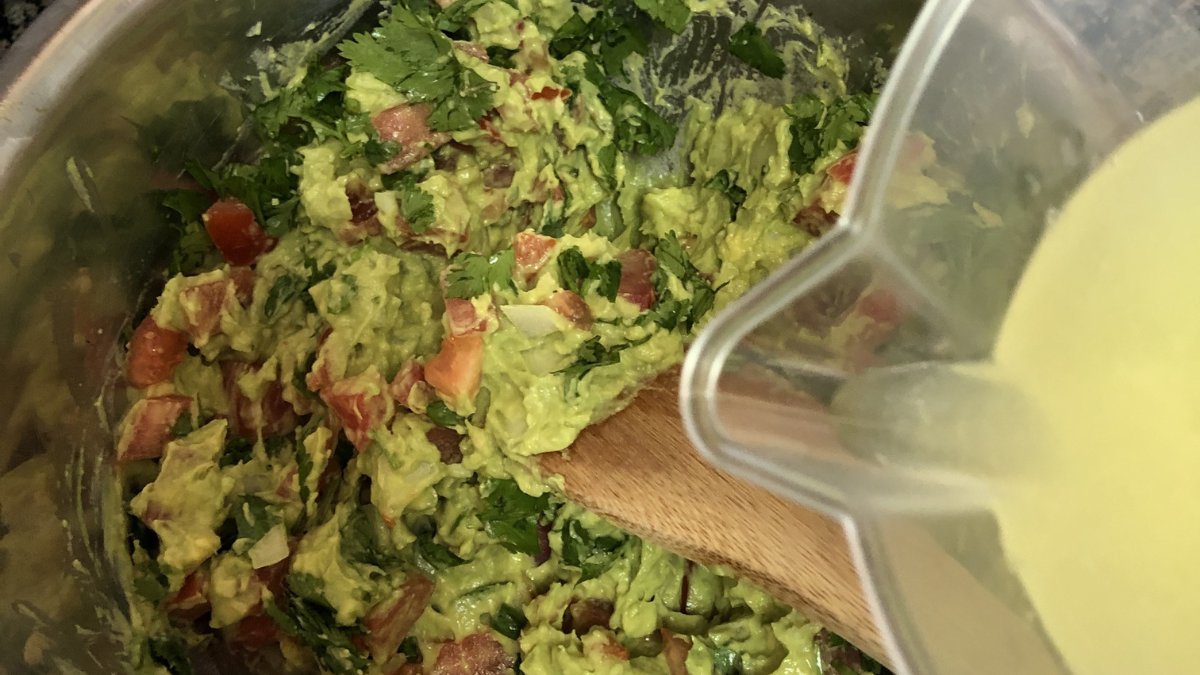 O guacamole é o acompanhamento perfeito para tacos, nachos e burritos, trazendo frescor e sabor / Pixabay