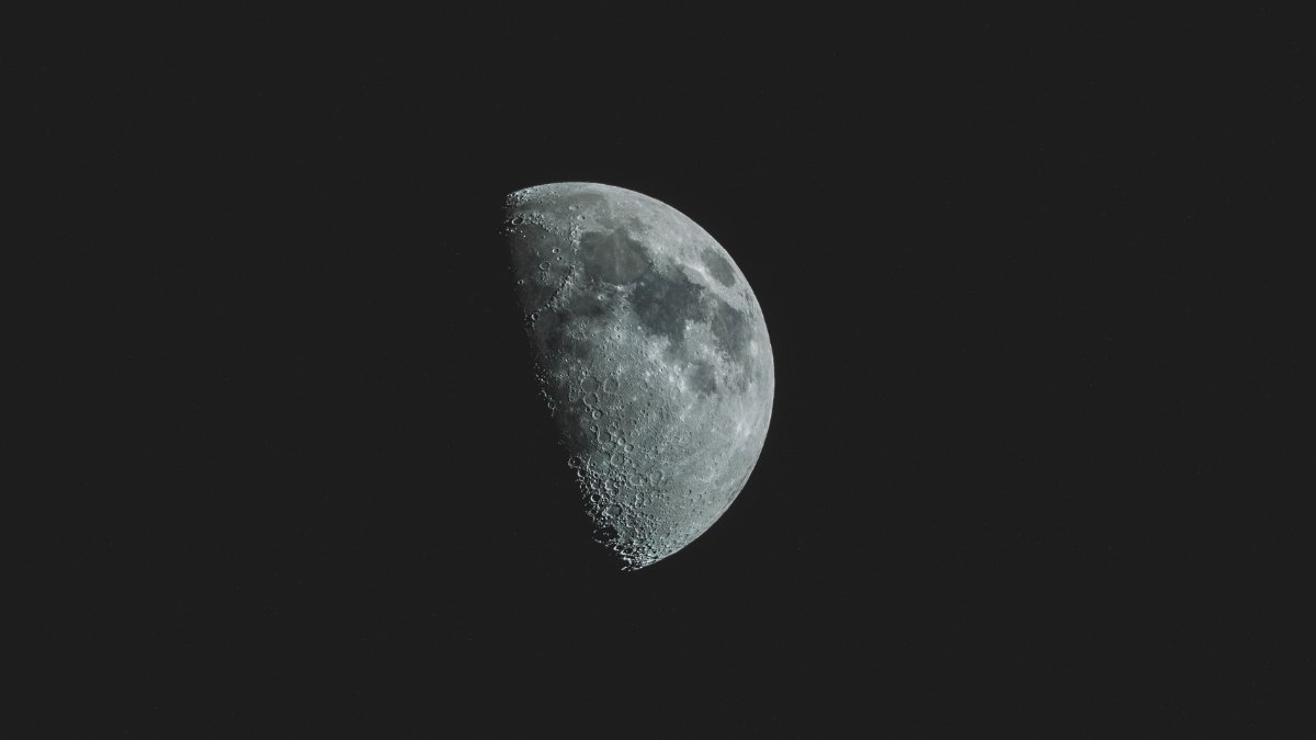 Apesar de parecer brilhante, a Lua reflete apenas 12% da luz solar que recebe / Pixabay