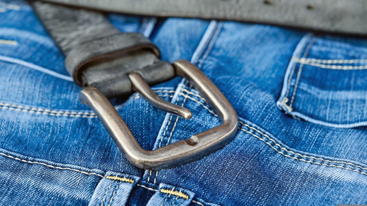 Secar o jeans à sombra impede que o sol altere o tom original do tecido / Pixabay