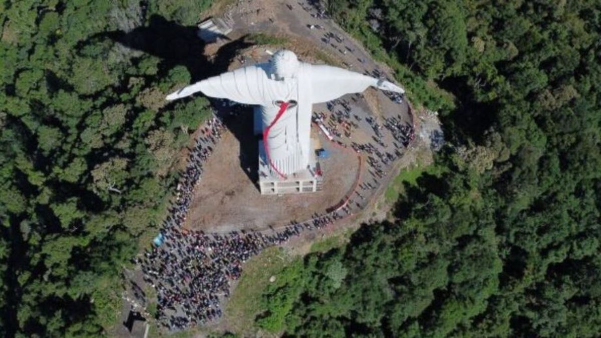 Localizado em Encantando, no Rio Grande do Sul, o Cristo Protetor possui 37,5 metros de altura, sem contar o pedestal, ou seja, 7,5 metros a mais que o Cristo Redentor (Émerson Édson Rückert/@emersonruckert)