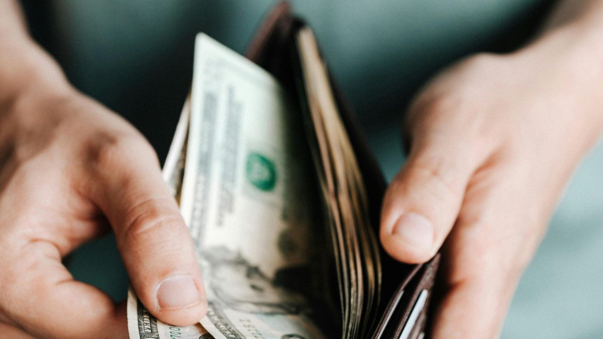 Por conta da lei brasileira, o pagamento da primeira parcela do 13º salário deve acontecer até o dia 30 de novembro (Karola G/Pexels)