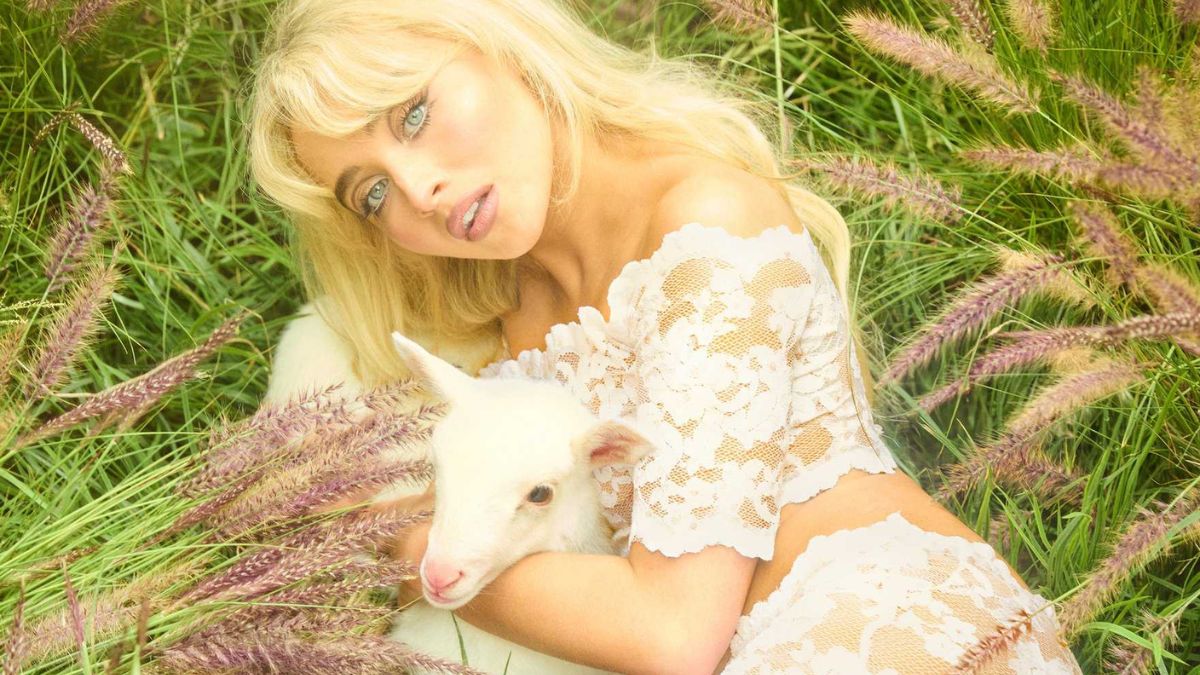 Universal aposta em Sabrina Carpenter para nova adaptação de Alice no País das Maravilhas