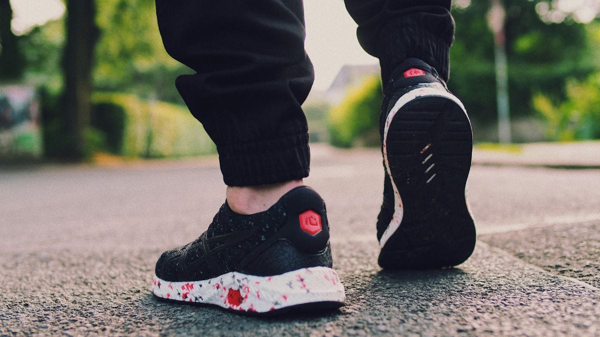 Não entrar em casa com os sapatos que foram usados na rua pode ser algo de extrema importância (Jens Mahnke/Pexels