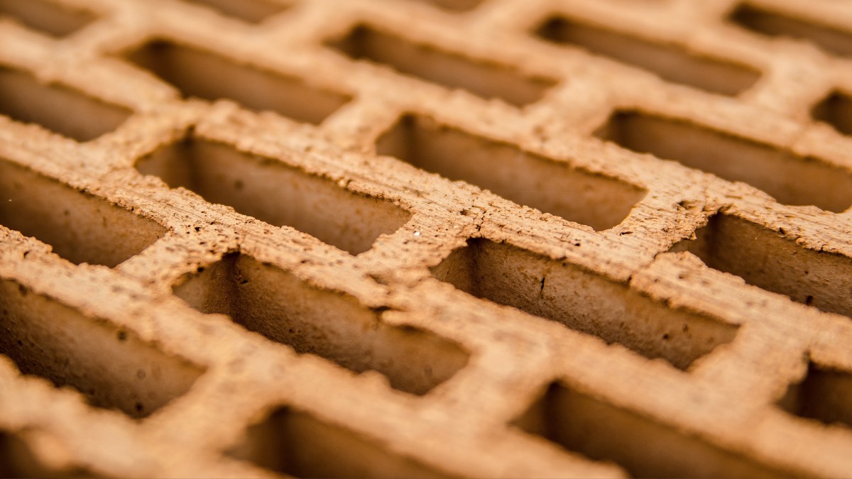 Com a Revolução Industrial o tijolo deixou de ser ofício artesanal e passou a produção em massa, abastecendo fábricas, fáceis e moradias no século XIX / Pixabay