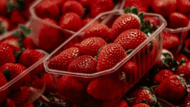 Evento no Emissário oferece fondue, espetos e bombons de morango na Praia José Menino durante dois finais de semana