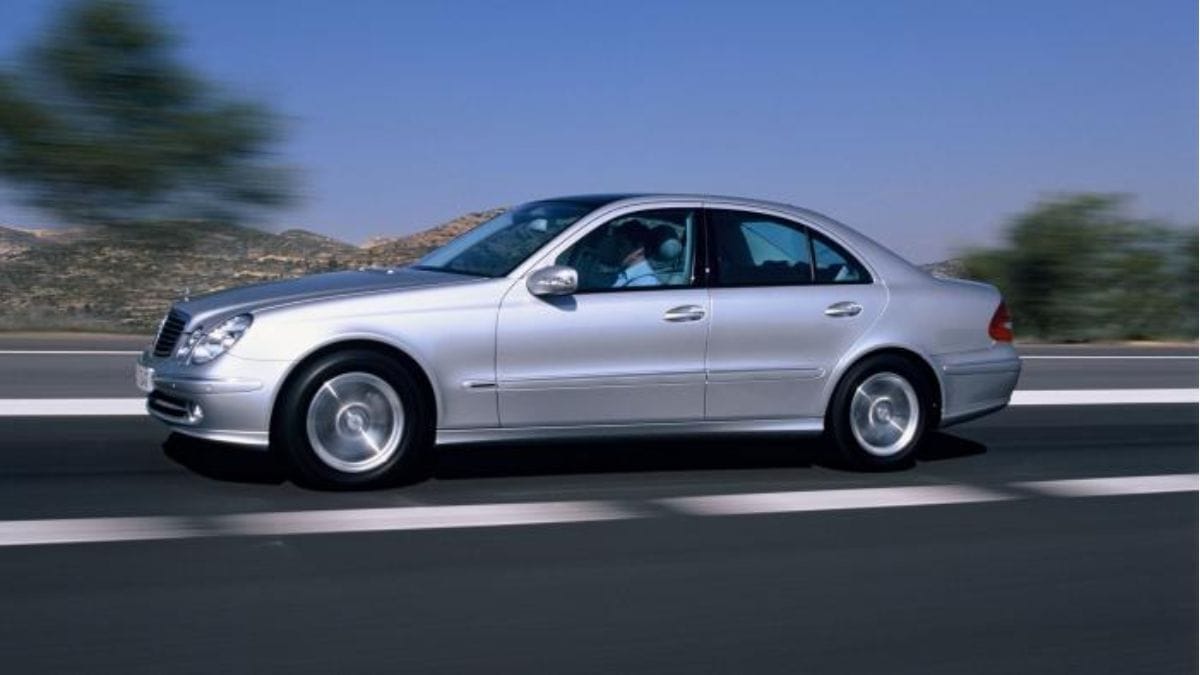 Mercedes-Benz Classe E W211 conta com tecnologias alemãs à moda antiga, seus motores a diesel OM646 e OM642 (Divulgação)
