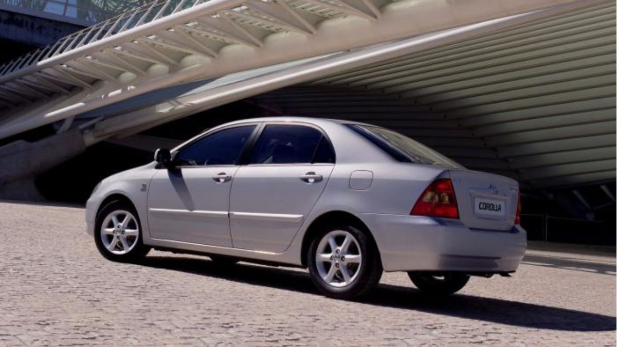 Toyota Corolla E120 conta com um motor que suporta quase tudo, até mesmo trocas de óleo atrasadas (Divulgação)