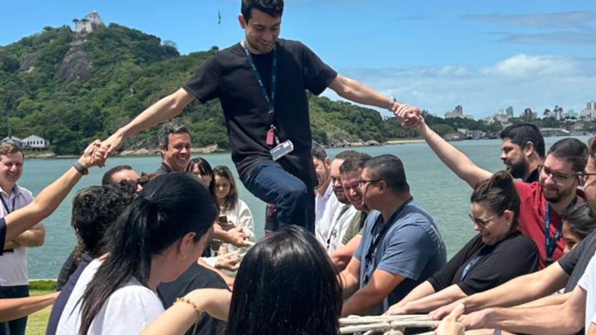 Ponte de corda, que aborda o senso de confiança, cooperação e cuidado (Acervo Uno & Verso/Divulgação)