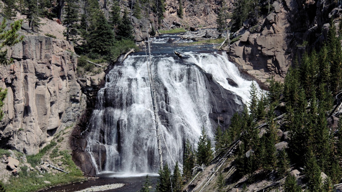 Trilhas, cânions e lagos cristalinos revelam a grandiosidade natural de Yellowstone a cada visita / Pixabay
