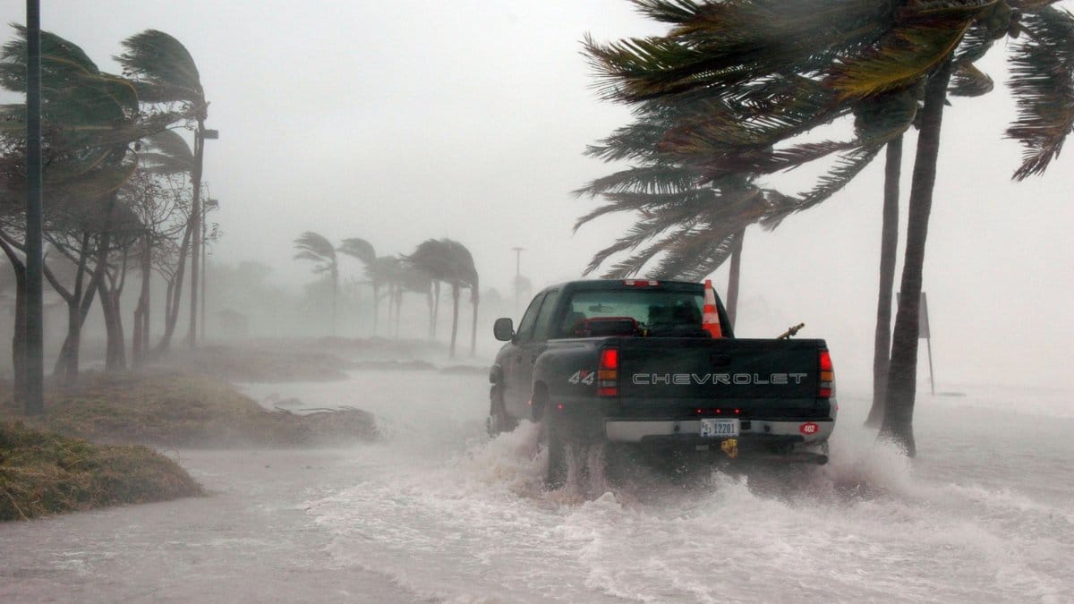 Fenômenos como tornados e furacões geram ventos acima de 150 km/h e causam ampla destruição / Pixabay