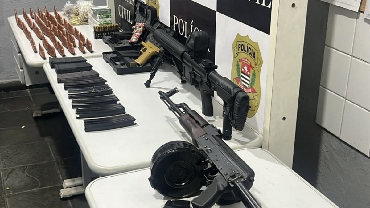 Cena do flagrante mostra o ponto exato onde o arsenal foi mantido na penumbra / Divulgação/Polícia Civil