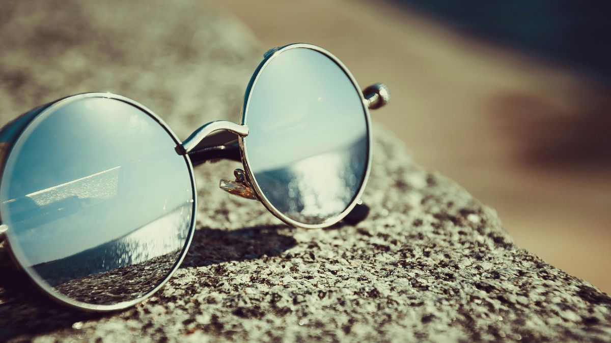 Esses modelos são capazes de filtrar a luz sem ocultar o olhar e ainda acrescentam um charme extra (Asim-alnamat/Pexels/Imagem Meramente Ilustrativa)