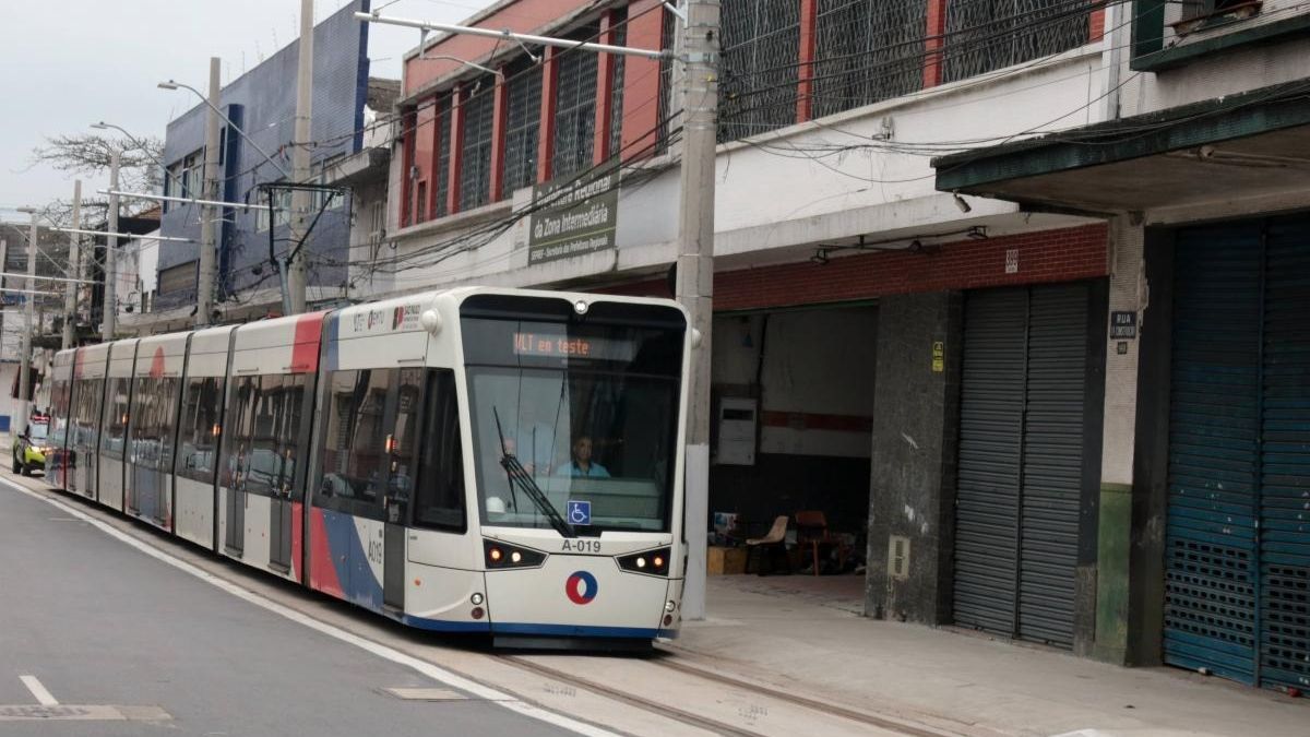 Alguns motoristas ainda estacionam na linha de testes da segunda fase do Veículo Leve sobre Trilhos, o que faz os veículos serem encaminhados ao pátio de Santos