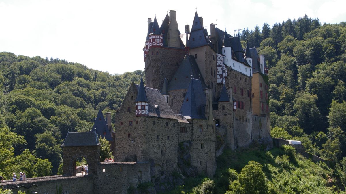Construção medieval mantém arquitetura original e objetos históricos acumulados pela família Eltz