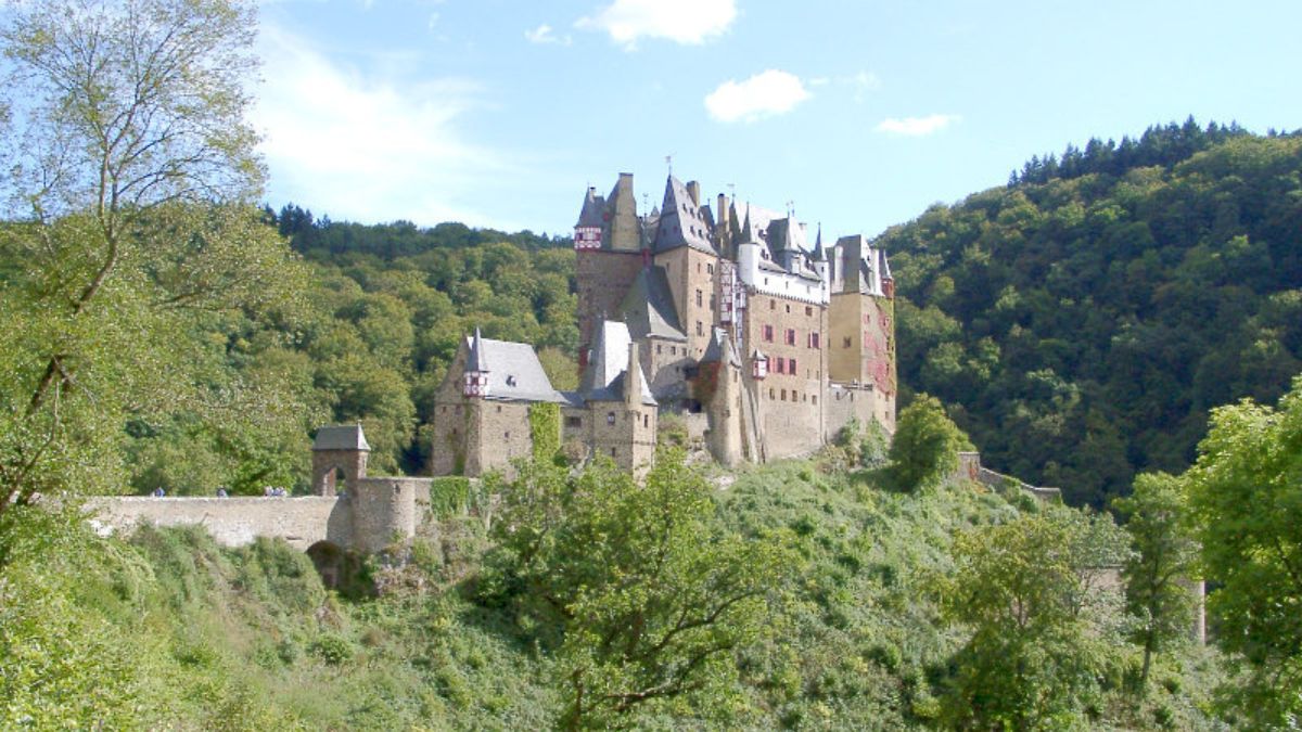 Estrutura imponente do castelo revela o modo de vida das gerações que o ocuparam desde o século 12