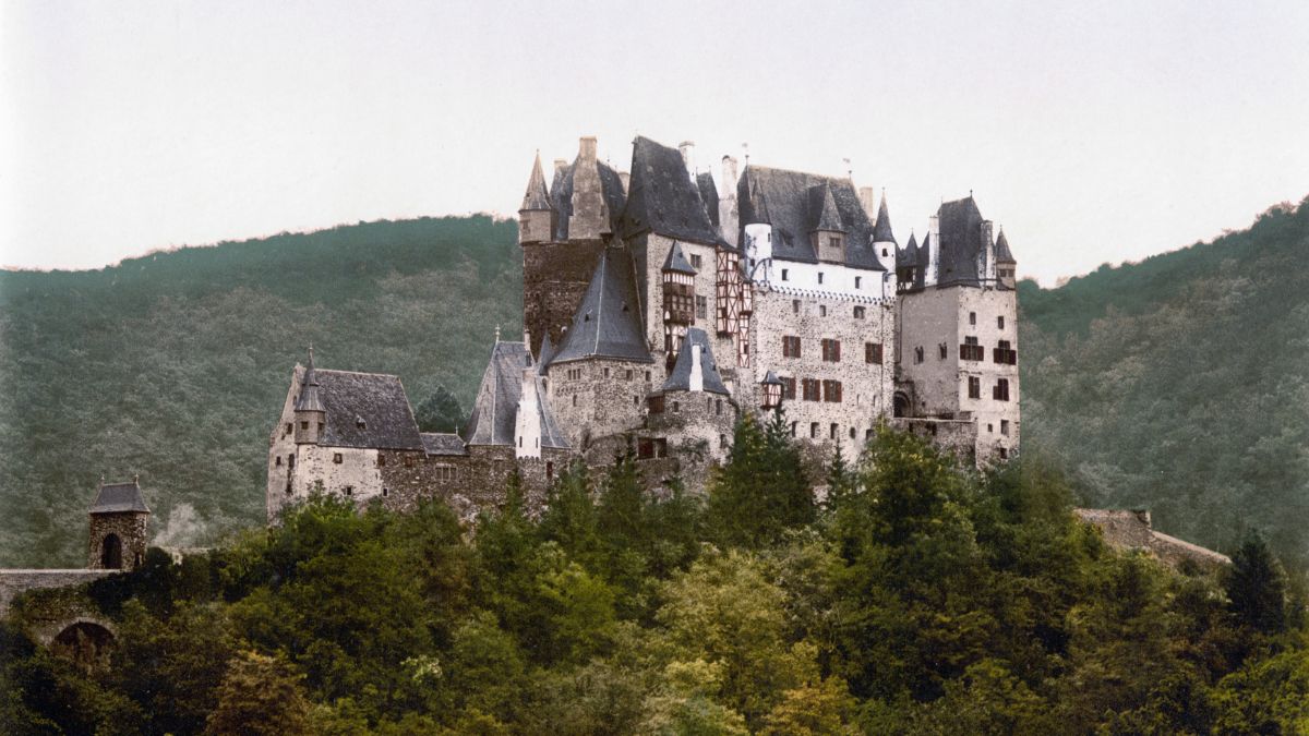 Localizado em um vale isolado, o castelo se destaca como um dos mais bem preservados da Alemanha