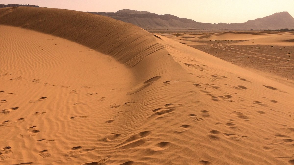 Os desertos se formam quando a evaporação supera a chuva, criando ambientes extremamente secos / Pixabay