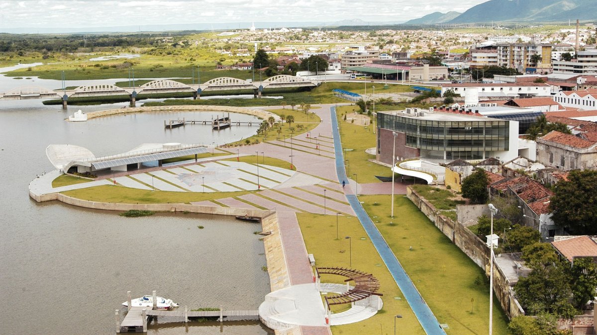 Margem esquerda do Rio Acaraú revela a paisagem natural que acompanha o cotidiano de Sobral e reforça a relação da cidade com o curso d'água / darlanblue/Wikimedia Commons