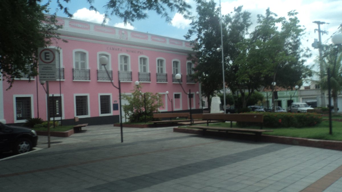 Câmara Municipal de Sobral em destaque como um dos marcos administrativos da região, reunindo decisões que moldam o cotidiano da cidade / Lereub/Wikimedia Commons