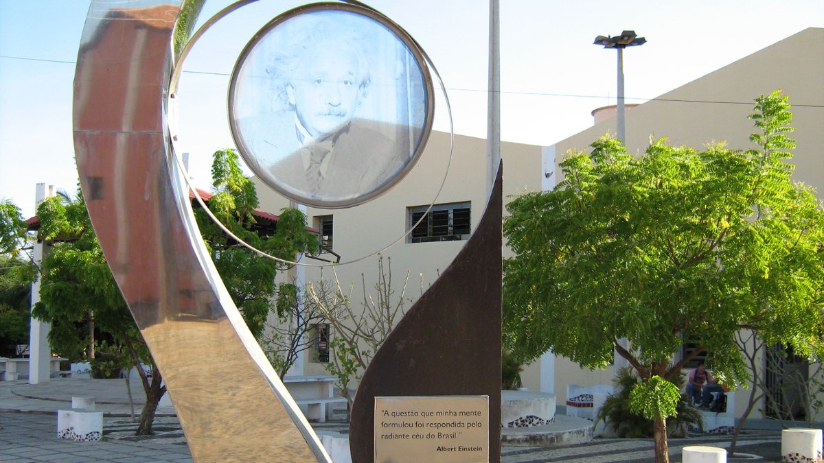 Monumento em homenagem a Albert Einstein no campus Cidao da UVA simboliza a celebração ao conhecimento científico e o legado do físico na formação acadêmica local / Douglass Atlas/Wikimedia Commons