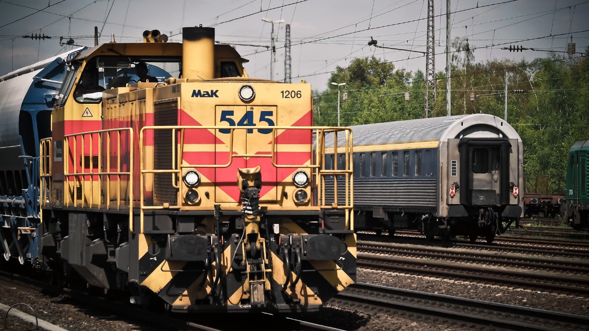 O transporte ferroviário emite menos poluentes por passageiro, ajudando a reduzir o impacto ambiental / Pixabay