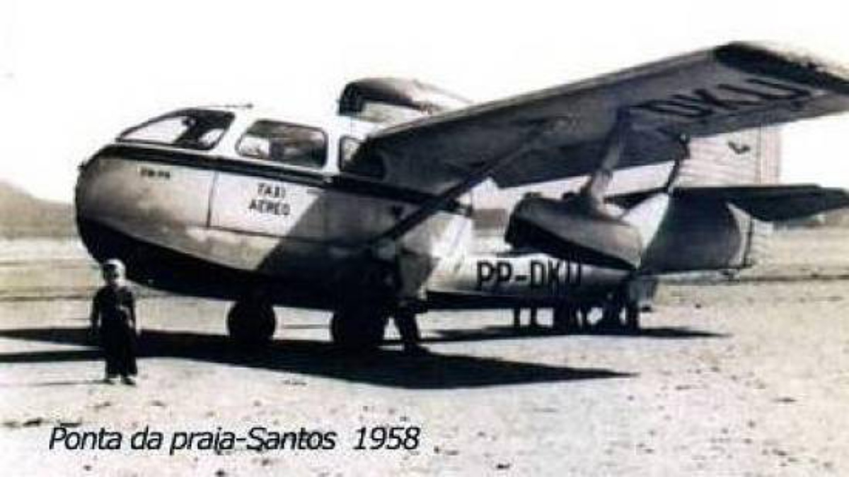 Na década de 1950, a praia da Ponta da Praia, em Santos, oferecia sobrevoos turísticos em hidroavião / Divulgação/Juicysantos