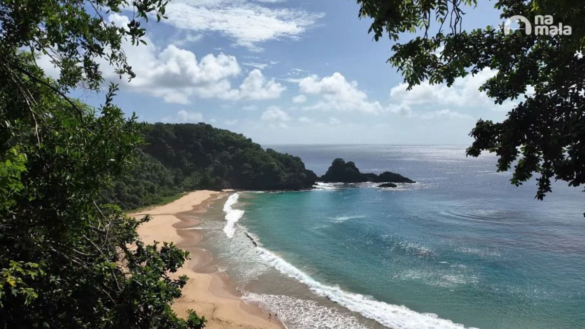 A Praia do Sancho, localizada no Parque Nacional Marinho de Fernando de Noronha, é um tesouro natural / Reprodução Youtube/Na Mala