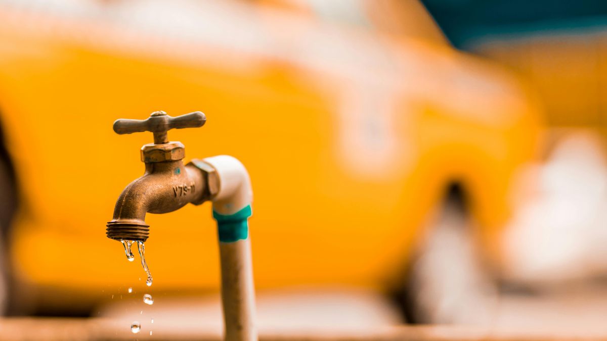 Durabilidade do sistema: A remoção de resíduos e a prevenção da corrosão causada pela maresia aumentam a vida útil da caixa d'água, de boias, válvulas e encanamentos/Pexels