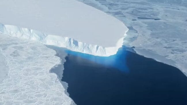 A geleira Thwaites, na Antártica, é conhecida como a "Geleira do Apocalipse" por seu risco de colapso