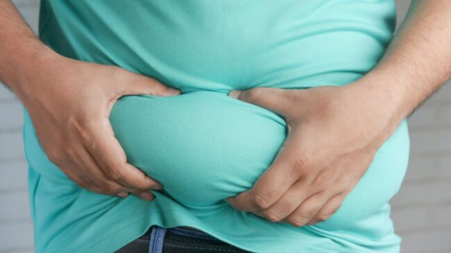 Obesidade: O consumo de alimentos ultraprocessados provocam mudanças significativas na microbiota intestinal, reduzindo a diversidade bacteriana e aumentando a proporção de cepas que produzem metabólitos pró-inflamatórios, criando um ambiente propício ao desenvolvimento de células cancerígenas/ Unsplash