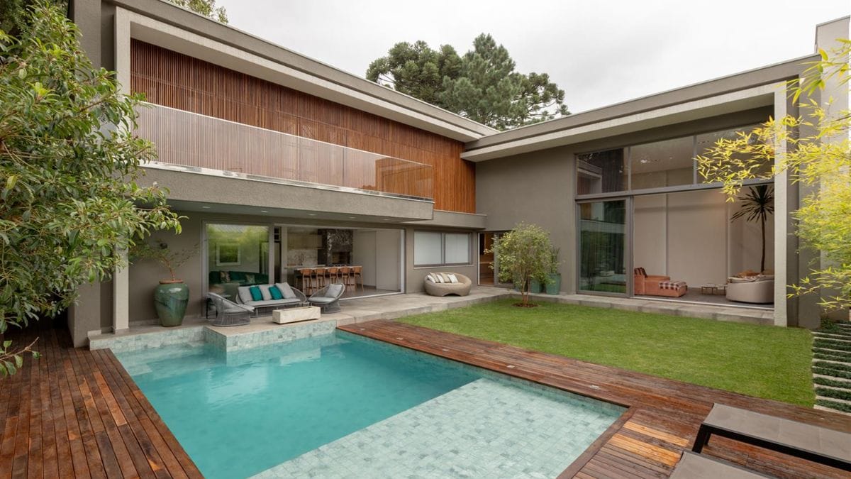 Na área externa desta residência, os brises-soleils de madeira garantem privacidade e filtram a iluminação natural, criando transições suaves entre interior e exterior/ Celso Pilati/Galeria da Arquitetura