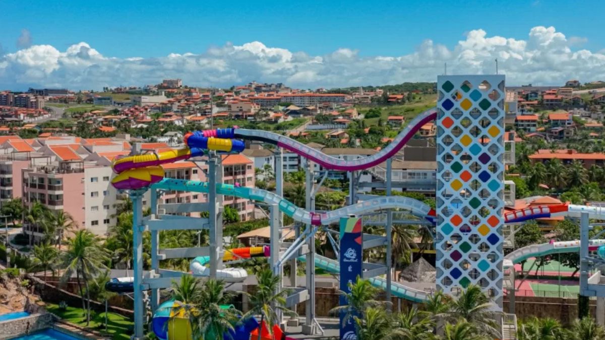 1. Localização O Beach Park fica na Praia de Porto das Dunas, em Aquiraz (CE), a cerca de 20 km de Fortaleza. Instalado à beira-mar, o complexo oferece acesso direto à praia e uma vista privilegiada do litoral cearense/ Divulgação