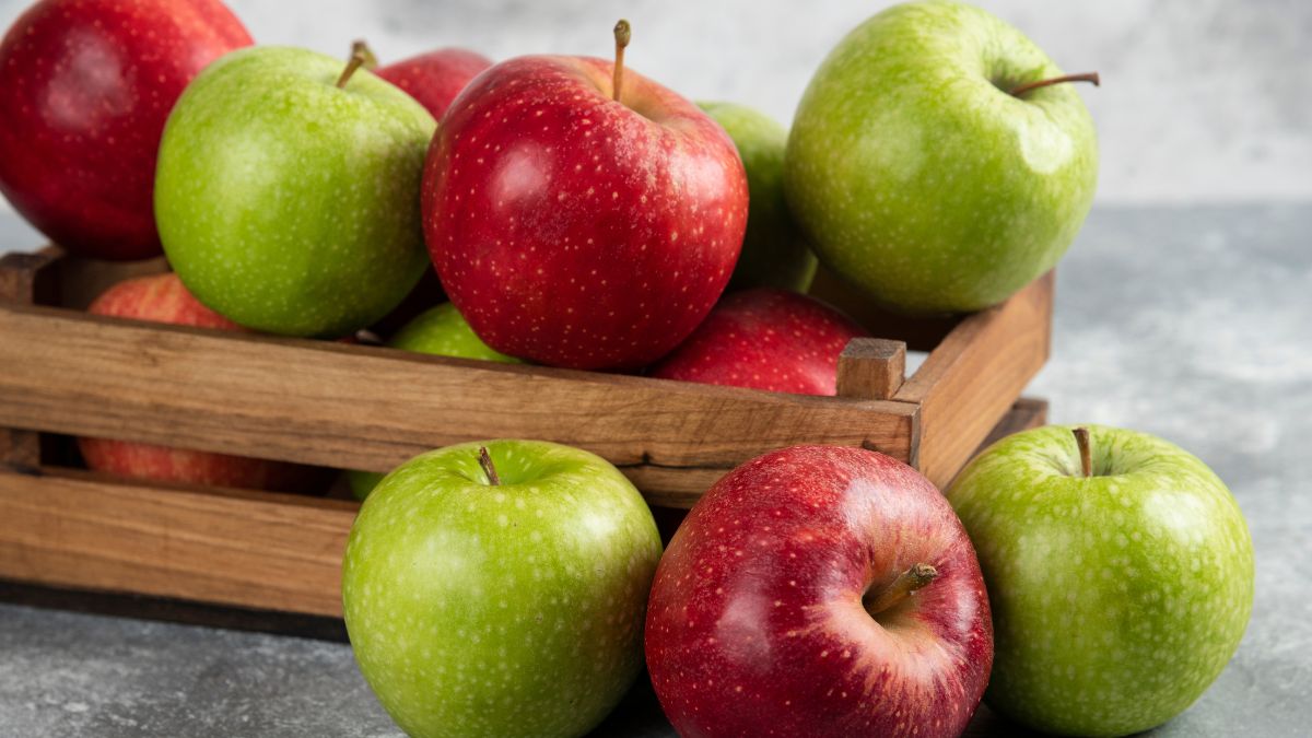 Escolha o tipo de maçã conforme o sabor desejado: vermelhas deixam o bolo mais doce, enquanto as verdes garantem um toque de acidez/ azerbaijan_stockers/Freepik