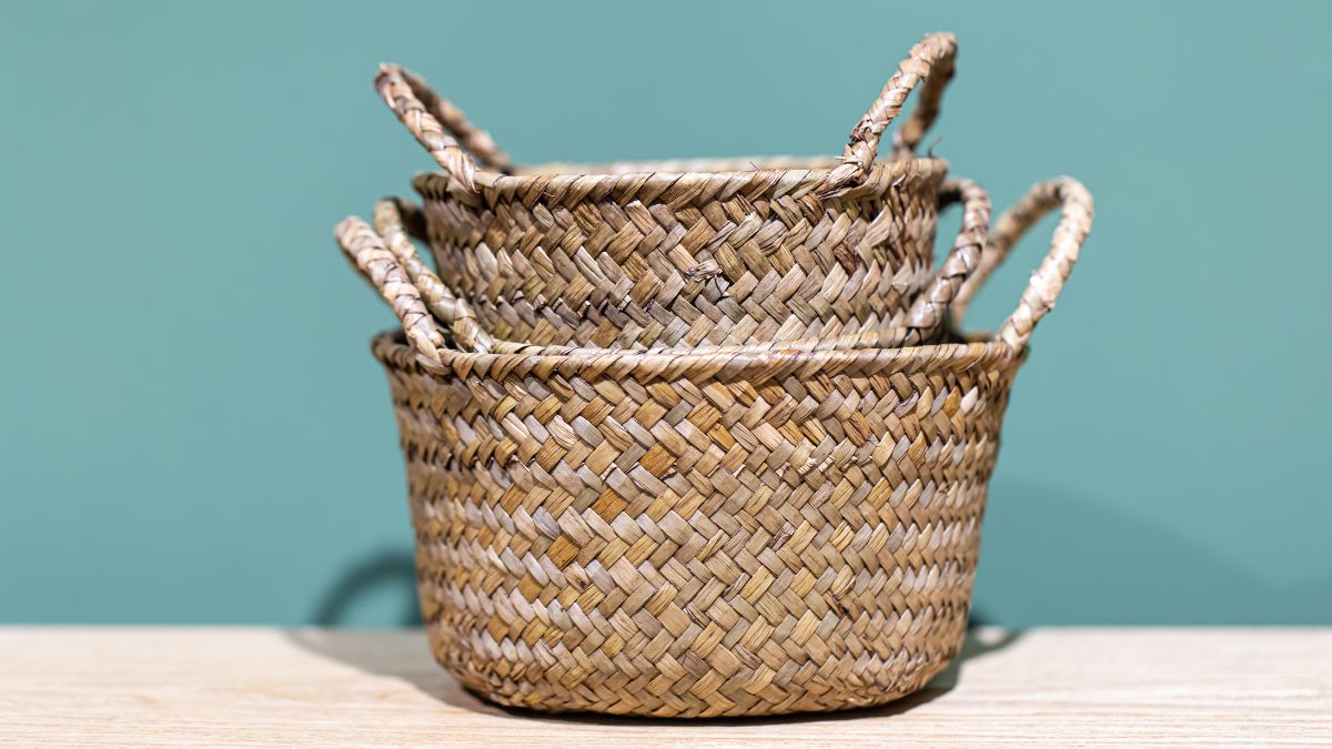 Um cesto grande para itens fora do lugar Ideal para reunir objetos espalhados pela casa e redistribuí-los depois, sem perder tempo indo de cômodo em cômodo/ pvproductions/Freepik