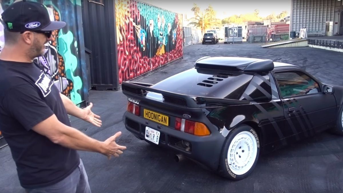 Ken Block, um dos maiores divulgadores da cultura dos esportivos da Ford, ao lado de seu RS200 modelo que ajudou a impulsionar a fama das versões de alta performance como as RS do Focus/ Reprodução Youtube/Hoonigan
