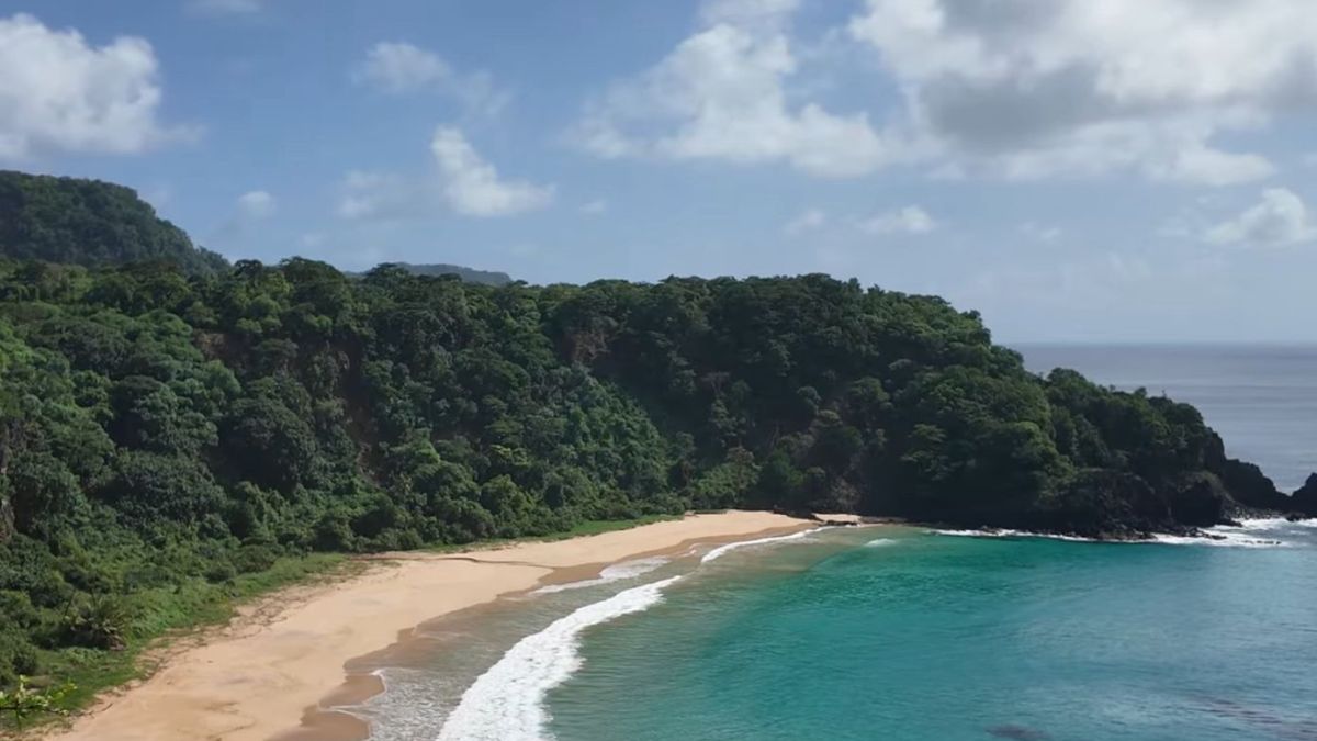 A Praia do Sancho é um exemplo global de como a preservação ambiental sustenta o turismo