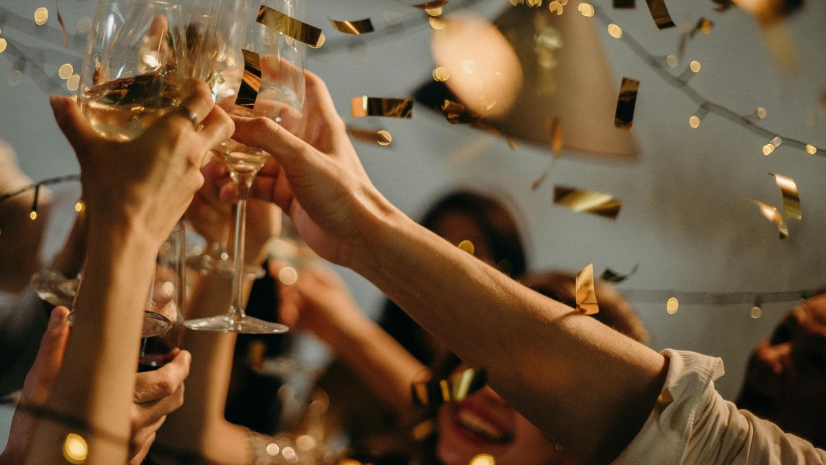 Quando o clima da festa esquenta, alguns signos não resistem a uma conexão instantânea/Pexels