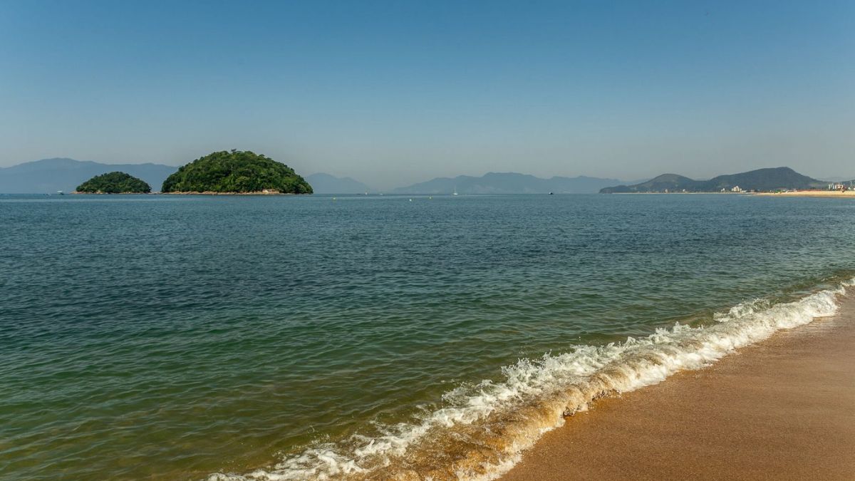 Praia de Capricórnio Perfeita para quem busca tranquilidade e contato com a natureza, a Praia de Capricórnio se destaca pela areia fofa e paisagem impressionante. Devido às fortes correntezas, o local não é indicado para banho, mas é ideal para quem quer relaxar e contemplar o visual. Ela fica entre as praias Brava, ao sul, e Massaguaçu, ao norte. O acesso é fácil, tanto de carro quanto de ônibus urbano, pela Rodovia Rio-Santos (SP-55)/Internet
