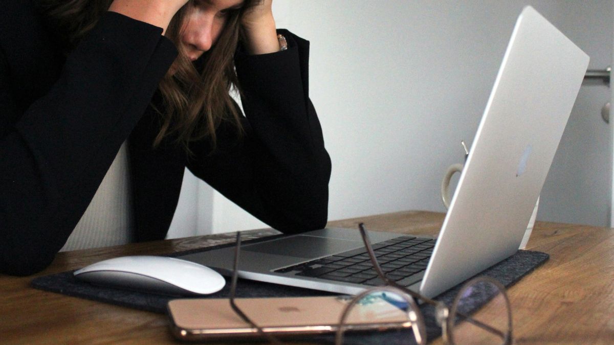 Estresse: Os millennials destacam-se como a geração com os níveis mais elevados de cortisol, o hormônio do estresse. Quando mantido em níveis cronicamente elevados, o cortisol promove resistência à insulina e hipertensão, além de enfraquecer significativamente o sistema imunológico/ Unsplash