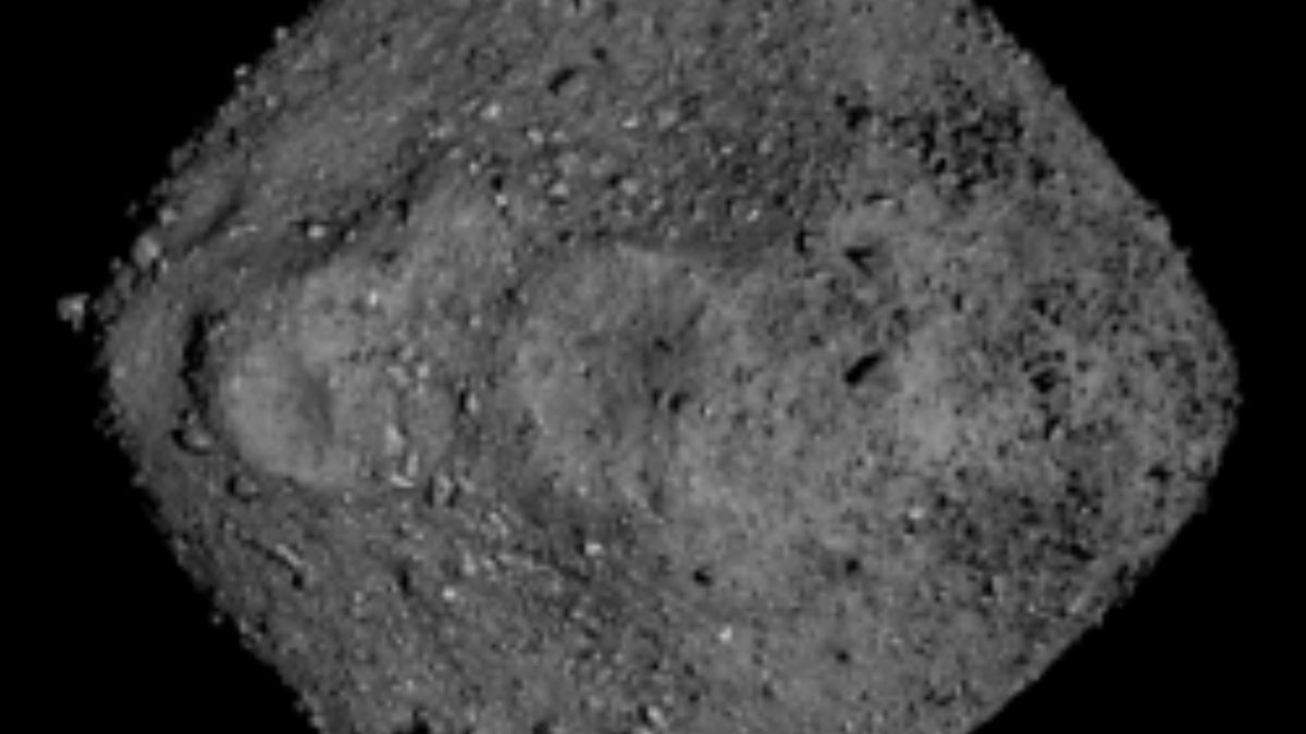 Bennu (101955): Com 500 metros de diâmetro, é atualmente o asteroide conhecido com maior risco de impacto. A NASA estima uma probabilidade de 1 em 2.700 (0,037%) de colisão em 24 de setembro de 2182. Seu impacto liberaria energia equivalente a 1,4 bilhão de toneladas de TNT, causando devastação regional. A missão OSIRIS-REx visitou Bennu e trouxe amostras para a Terra em 2023, confirmando a presença de compostos orgânicos essenciais à vida/ Wiki