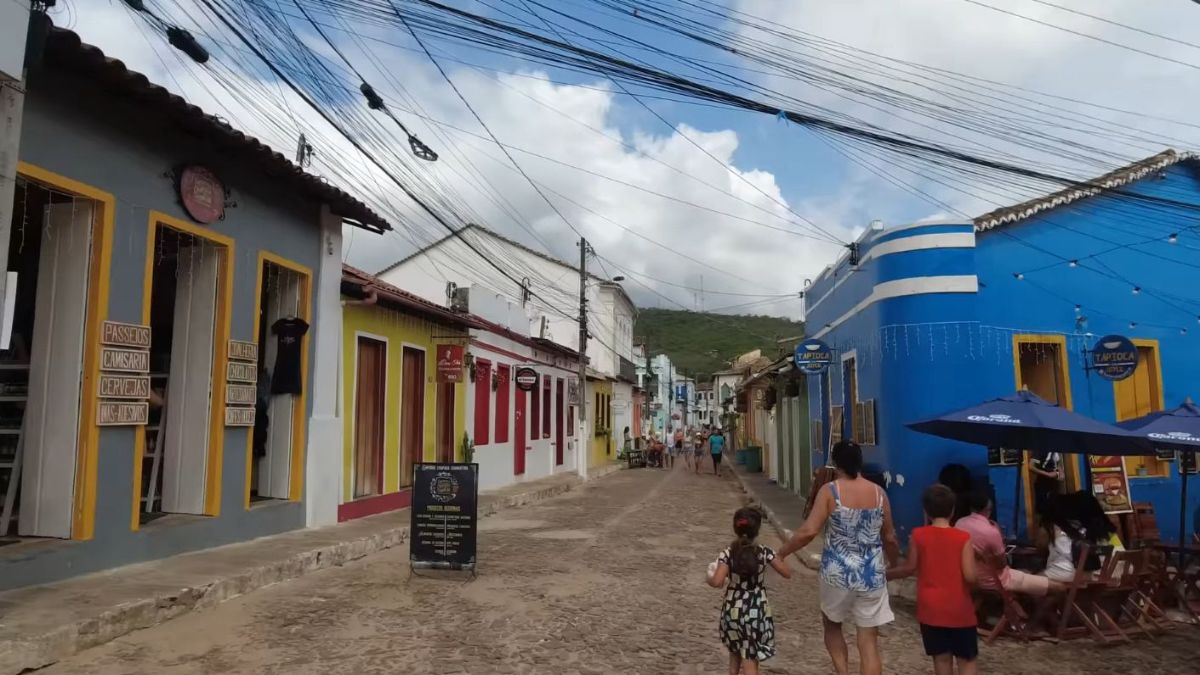 A região ao redor oferece trilhas, mirantes elevados, cavernas enormes e cachoeiras impressionantes para diferentes perfis de aventureiros