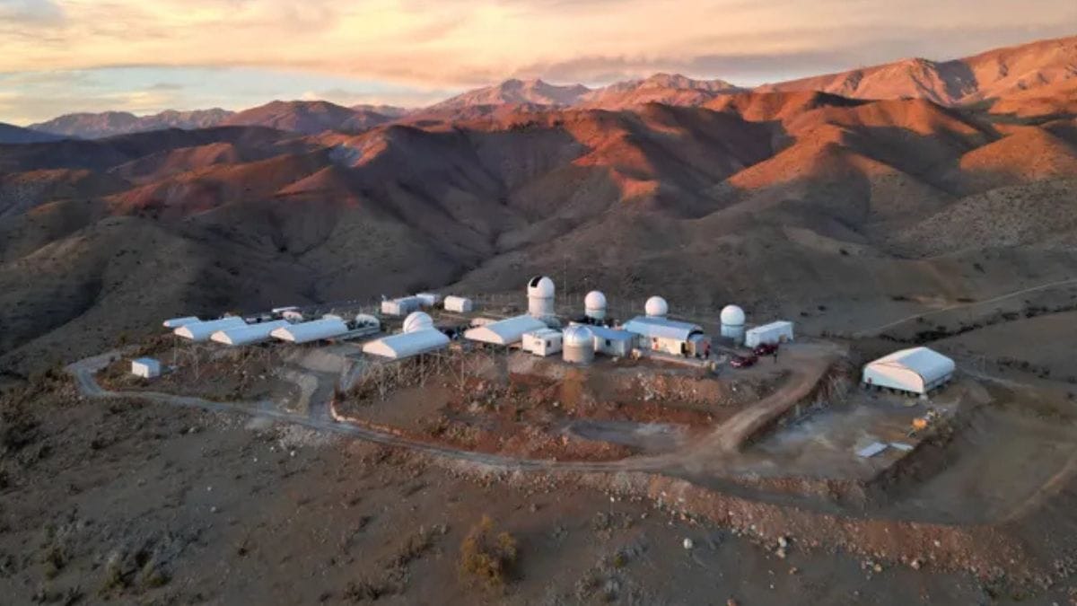 Observações realizadas com o Very Large Telescope (VLT), no Chile, detectaram a presença de níquel em sua coma elemento geralmente associado a asteroides e planetas rochosos, como a Terra e Marte. Observatório El Sauce em Río Hurtado, Chile. Foto de Matt Dieterich