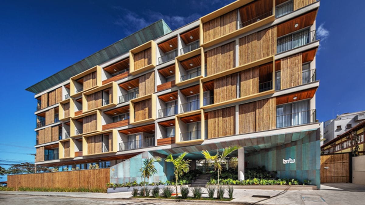 A fachada combina madeira e volumes geométricos marcados pelo uso de brises-soleils, que controlam a entrada de luz e trazem ritmo ao desenho arquitetônico/ Nelson Kon/Galeria da Arquitetura