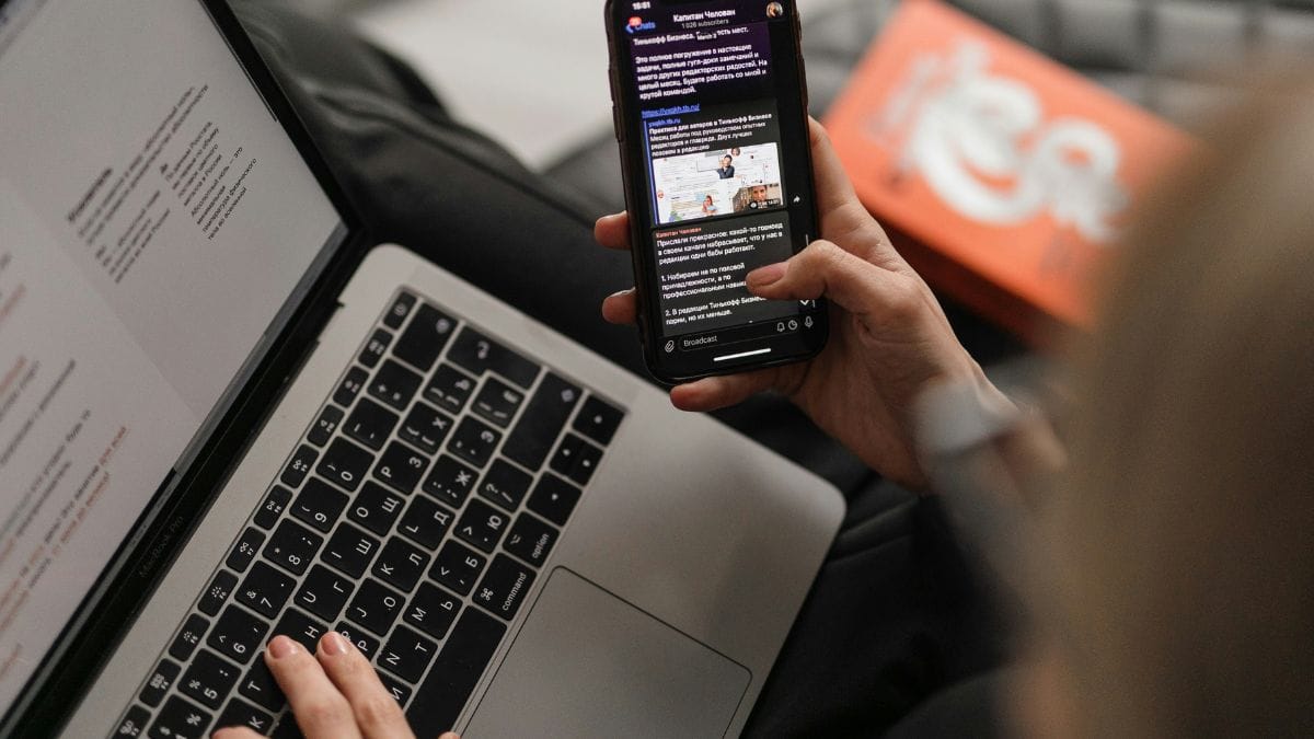 2. Ative alertas de login e monitore acessos suspeitos Serviços como Google, Microsoft e bancos avisam quando há atividade anormal e muitas tentativas de acesso hoje são impulsionadas por IA/ Unsplash