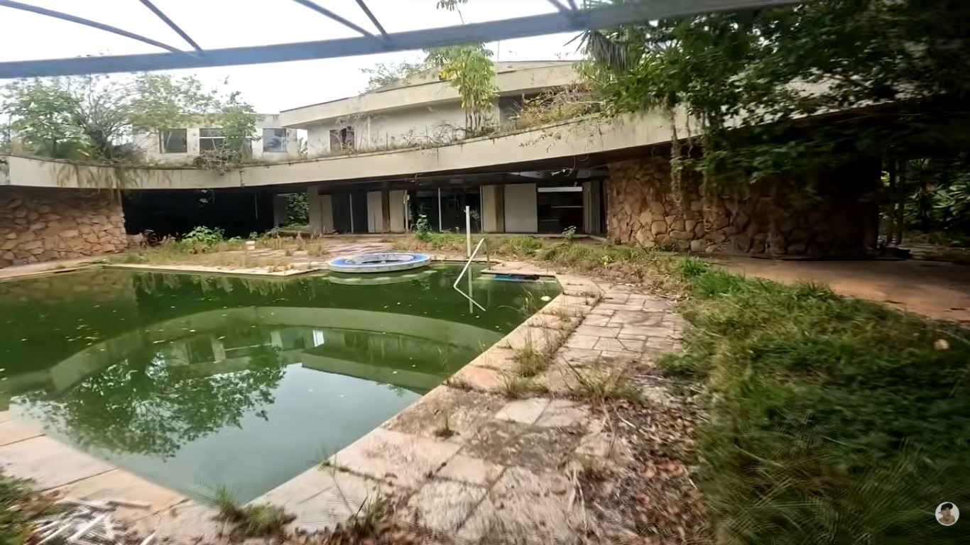 O espaço conta com piscina, quadras, área gourmet, sala de cinema, capela e amplo jardim / Reprodução/Lucão YT