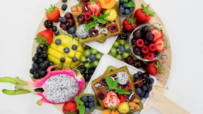 Frutas tradicionais do dia a dia japonês, como tangerina, maçã, caqui, yuzu e banana, são aliadas de energia, imunidade e bem-estar