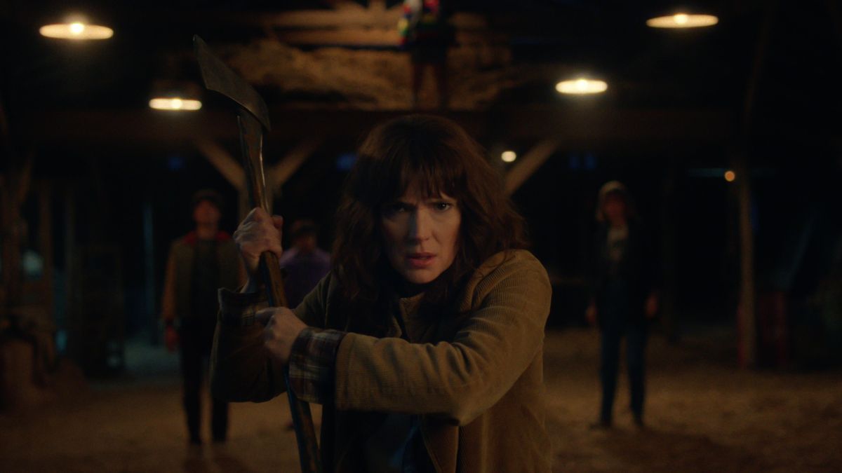 Joyce demonstra sua força e instinto protetor em meio ao caos/ Reprodução X/@NetflixBrasil