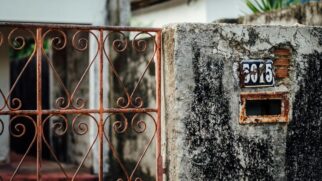 O ambiente litorâneo acelera o processo de corrosão e exige manutenção constante para preservar a estrutura metálica