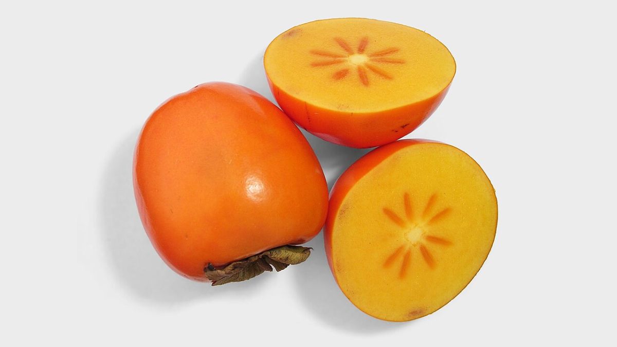 Caqui inteiro e cortado, fruta doce e nutritiva, conhecida no Japão por seus benefícios para a pele e a visão/ Olegivvit/Wikimedia Commons